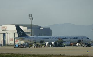 Avión procedente de Turquía aterriza de emergencia Barcelona por amenaza de bomba; inspeccionan a los pasajeros uno a uno