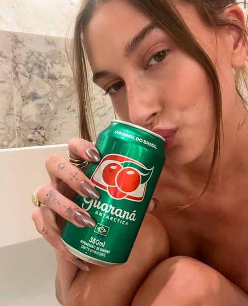 Hailey Bieber y sus uñas de dona glaseada de chocolate para el otoño