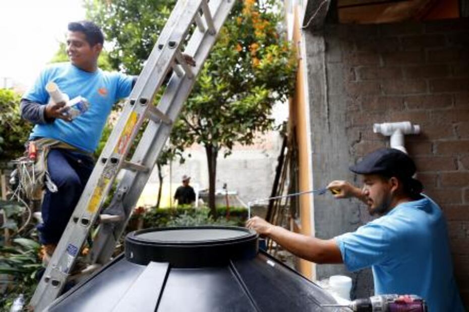 Llevan agua de lluvia para los afectados del sismo