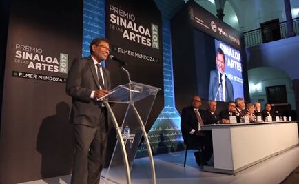 Élmer Mendoza recibe el Premio Sinaloa de las Artes