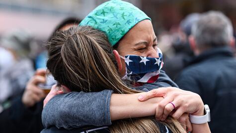 El origen ancestral de la necesidad de contacto físico y cómo su ausencia afecta la felicidad