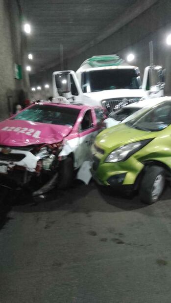 Pipa sin frenos provoca choque múltiple en túnel de Río Mixcoac; hay siete lesionados