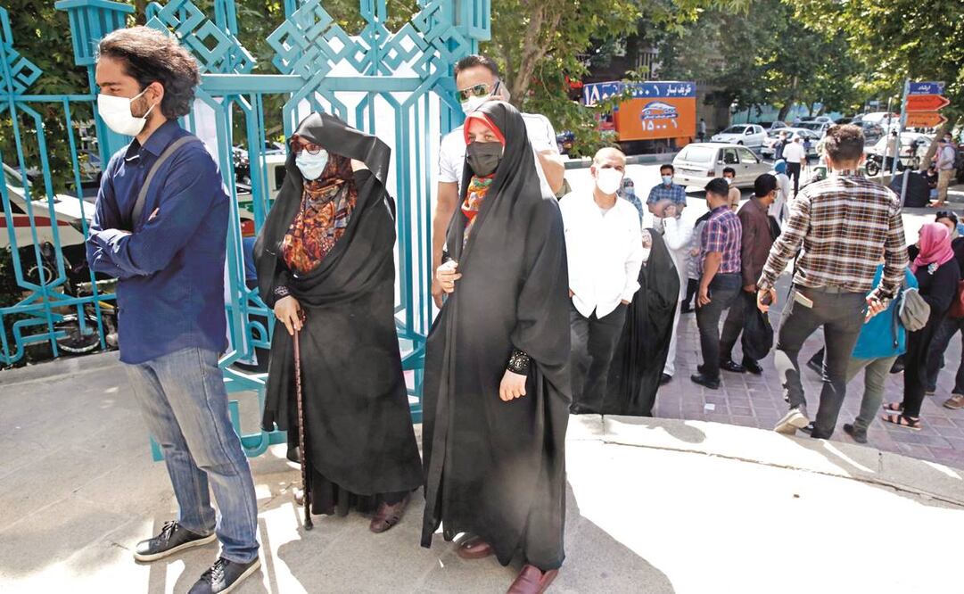 Los iraníes esperan para emitir sus votos, en Teherán. Los colegios electorales cerraron hoy. Foto: Abedin Tahekenareh/ EFE.
