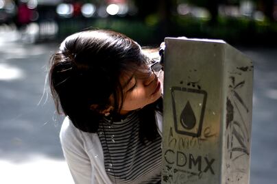 Mexicanos beben fibras de plástico hasta en el agua embotellada