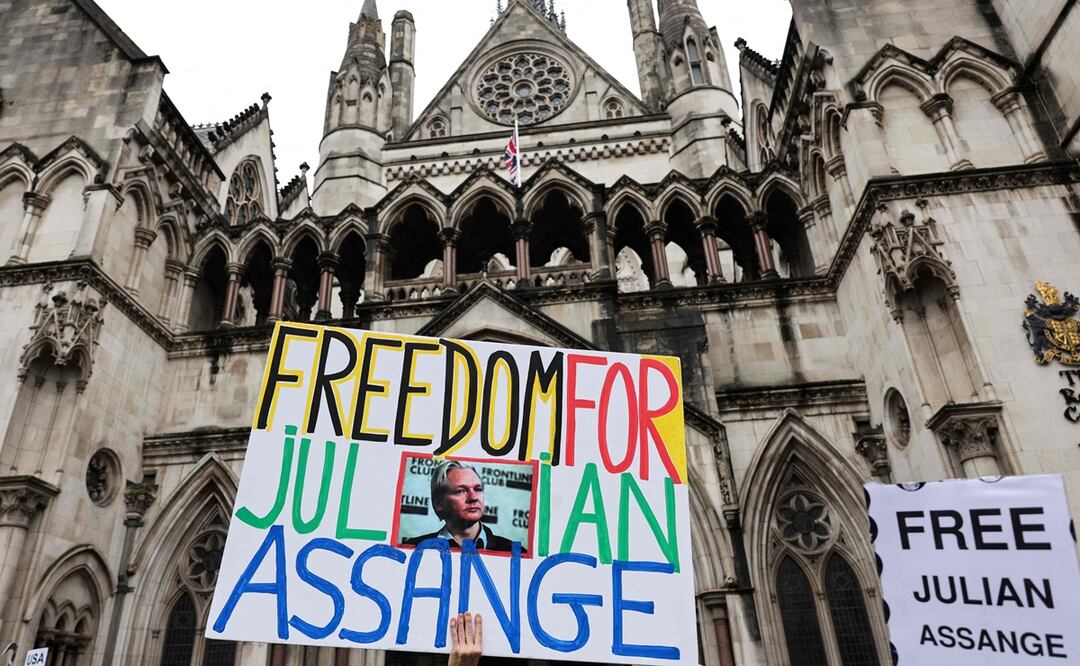 Un manifestante sostiene un cartel que dice "Libertad para Julian Assange" durante una protesta frente a los Tribunales Reales de Justicia, el Tribunal Superior de Gran Bretaña, en el centro de Londres. Foto: AFP