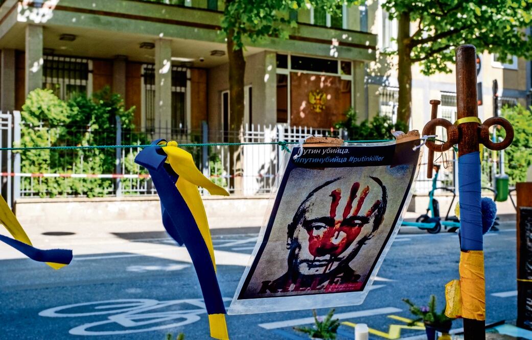 Un retrato anti-Putin, frente a un consulado ruso en Frankfurt. Foto: Michael Probst / AP