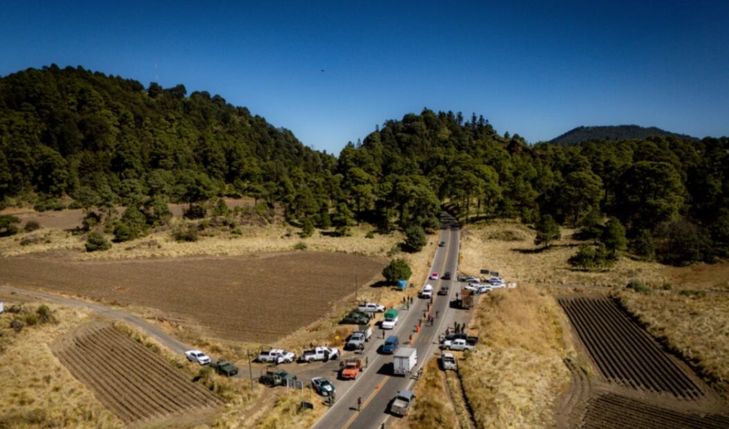 Los Gobiernos federal y de la Ciudad de México instalaron un filtro carretero a la altura del Poblado de San Miguel Topilejo, en la alcaldía Tlalpan, con el objetivo de inhibir el transporte ilegal de productos maderables. Foto: especial