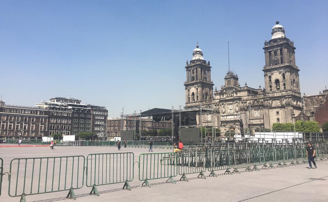 Trabajos en el Zócalo capitalino para conmemorar el Día del Ejército / Pedro Villa y Caña. EL UNIVERSAL