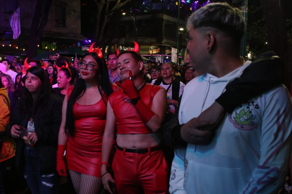 Fans de Wendy Guevara respondieron a la convocatoria para acudir a ver la final de La Casa de los Famosos en Zona Rosa. Algunos portaban cuernos luminosos en referencia al Team Infierno. / Foto: Carlos Odin / EL UNIVERSAL.