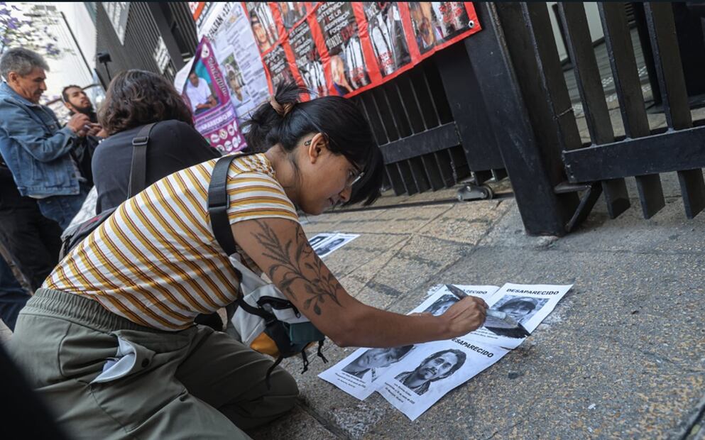 Colectivos de madres buscadoras realizaron una clausura simbólica del Senado por negar crisis de desaparecidos, el jueves 10 abril de 2025. Foto Gabriel Pano/EL UNIVERSAL