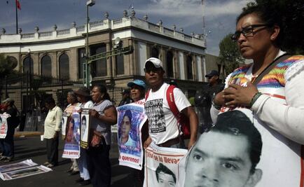 Padres de normalistas se manifiestan en Segob