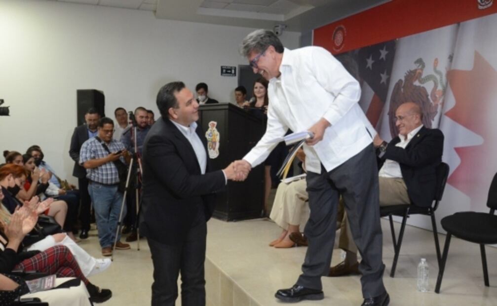 Ricardo Monreal presenta su libro 37 que trata los beneficios del T-MEC