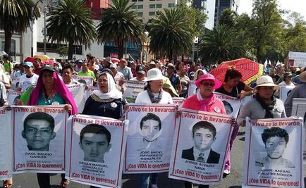 Inicia marcha por Ayotzinapa hacia el Ángel