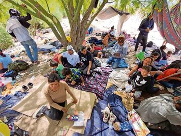 Migrantes se quedan expuestos a la ola de calor en Juárez