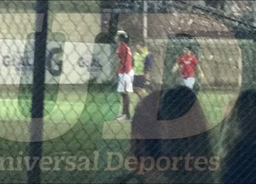 Captan a Carlos Salcedo jugando en cancha donde corren apuestas