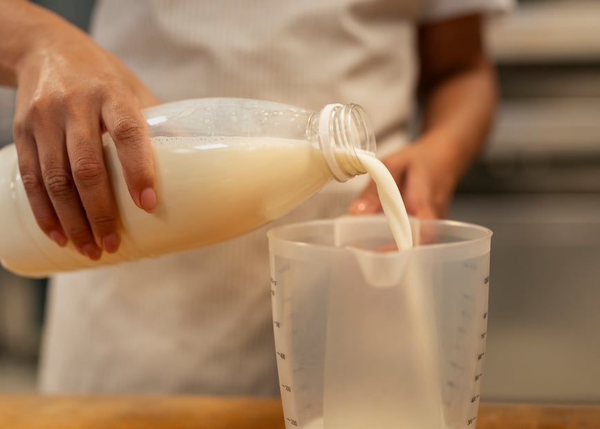 Mujeres embarazadas deben evitar leche bronca debido al riesgo de contraer Listeria, advierte la FDA. Foto: Freepik