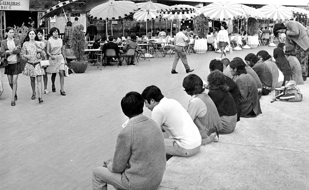 La glorieta del Metro Insurgentes en una toma de 1970, un año después de su inauguración, con los restaurantes que se encontraban en las accesorias y sus mesas al aire libre. Este espacio marca la frontera entre la Zona Rosa y la colonia Roma. Foto: Archivo El Universal.