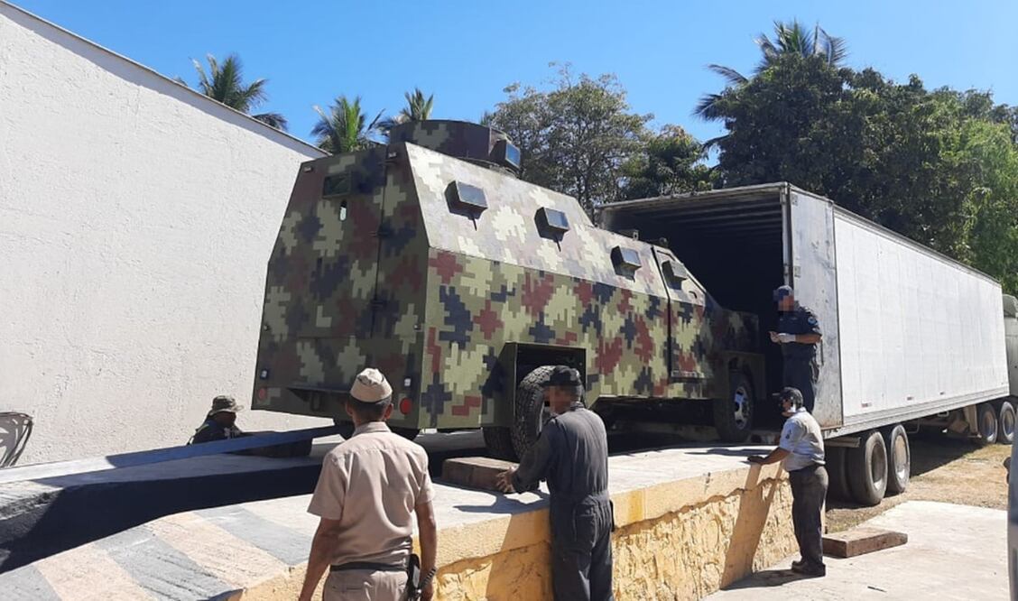 La Marina localizó y aseguró, entre los límites de Jalisco y Colima, dos vehículos con blindaje artesanal denominados “Monstruos”, utilizados por la delincuencia organizada. Foto: especial