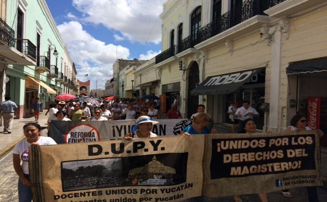 Cerca de 200 maestros yucatecos de la CNTE en la localidad protestaron por diversas calles de Mérida por la reforma educativo. (Foto:Lorenzo Hernández Pérez)