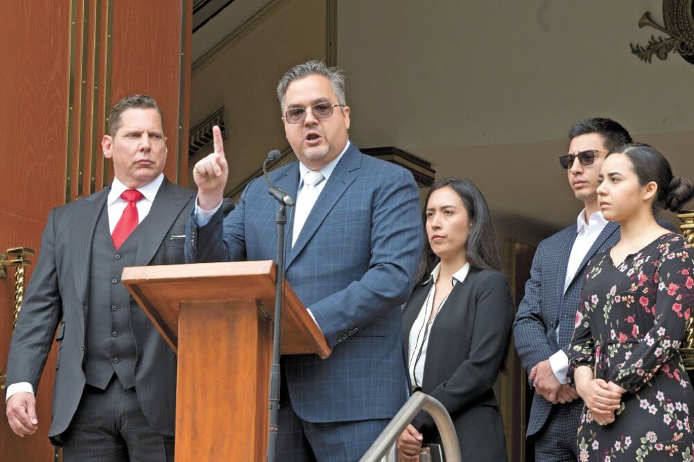 Ken Rosenfeld (izq.) y Allen Sawyer (centro), abogados de Naasón Joaquín, dicen que La Luz del Mundo no financia la defensa del líder religioso. Foto: AP