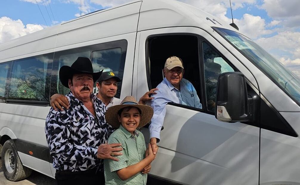 Músico de regional mexicano, Lalo Mora presume visita de AMLO a Nuevo León. Foto: Instagram lalomoraelreydemilcoronas