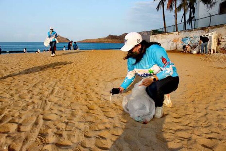 Ambientalistas retiran más de una tonelada de plásticos de playas de Mazatlán