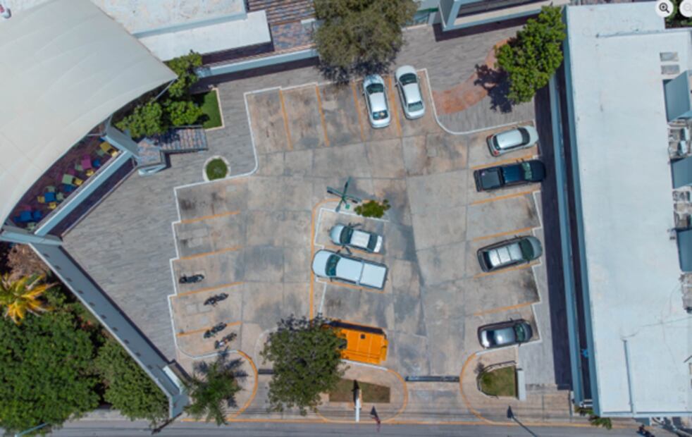 Imágenes de la Plaza Colosio. Locales comerciales se ofrecen en renta a pesar de que el mercado tendría un fin de apoyo a artesanos de la región. Foto: Especial