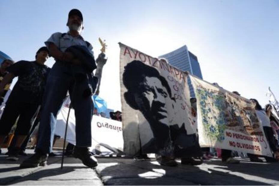 Marchan en Reforma por desaparición de normalistas de Ayotzinapa