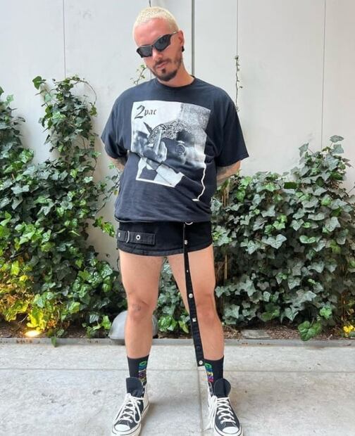 J Balvin enciende Instagram con su look en minifalda