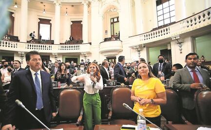 A empujones, alargan debate en el Congreso