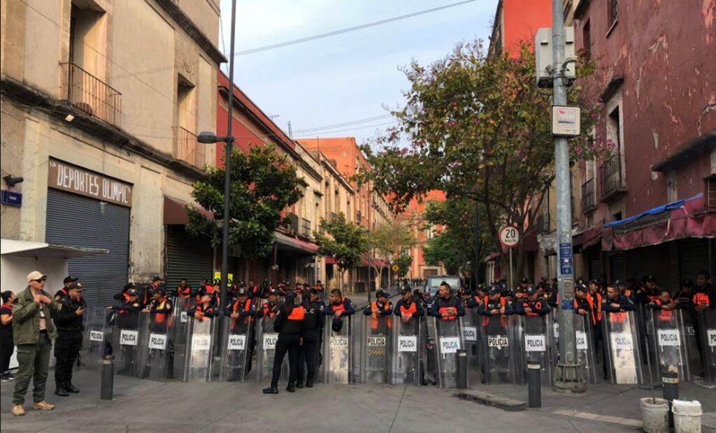 Policías capitalinos resguardan los alrededores de Palacio Nacional, el jueves 22 de mayo de 2025, después que ayer maestros de la CNTE bloquearon los accesos al recinto histórico. Foto: Diego Simón Sánchez/EL UNIVERSAL