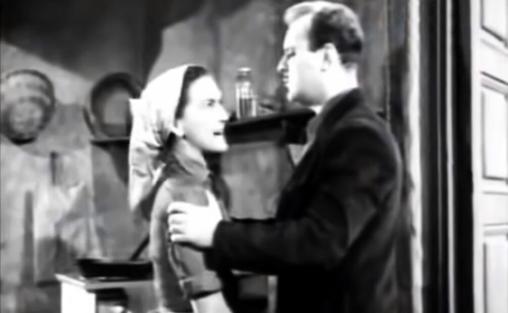 Bustillo Oro relató alguna vez en su libro Vida cinematográfica que en el preestreno de la cinta, en un abarrotado cine Alameda, la concurrencia le brindó una reprobatoria rechifla al llegar la escena en que Alberto cede a esa ‘pasión innoble’ (palabras del director), en que tras saber que María ha sido ultrajada, se entrega a la pasión con ella en forma irrefrenable, lo que antes ingnoró, como si de recuperar un preciado objeto se tratase. Al respecto, el director comenta: ‘La reacción de los espectadores me agarró por sorpresa. Se indignaron. No en contra de la realización, sino en sentido moral. Los ofendió el ‘consentimiento’ de Alberto. Vocearon su censura de machos dignos lanzando burlas, ridiculizando la desvergüenza del amante ofendido.’ Imagen tomada de Youtube.