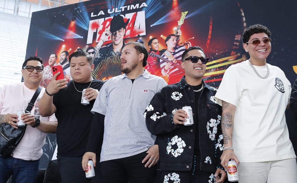 Grupo Firme también celebró la iniciativa México canta y encanta, presentada por la presidenta de México, que busca impulsar el talento musical joven tanto en el país como entre comunidades migrantes en Estados Unidos. El proyecto busca alejar a la juventud de entornos de violencia mediante la música. Foto: EFE/ Mario Guzmán.