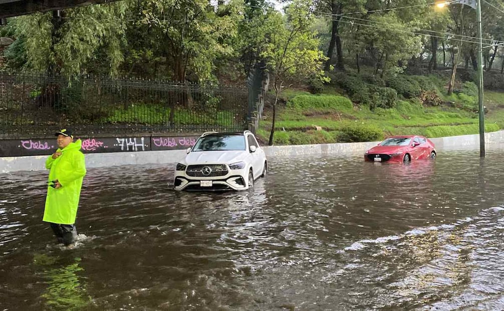 El bajo Puente de reforma al cruce con Circuito interior se encuentra un espejo de 70 cm. Tres automóviles quedaron varados Junio 16 2025. Foto: Valente Rosas