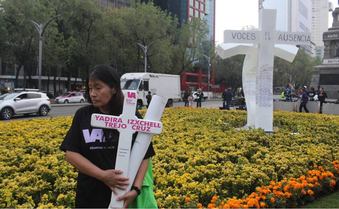 La organización Voces de la ausencia marcharon del Zócalo capitalino al antiminumento “voces abrazando voces”. Foto: Francisco Rodríguez / EL UNIVERSAL