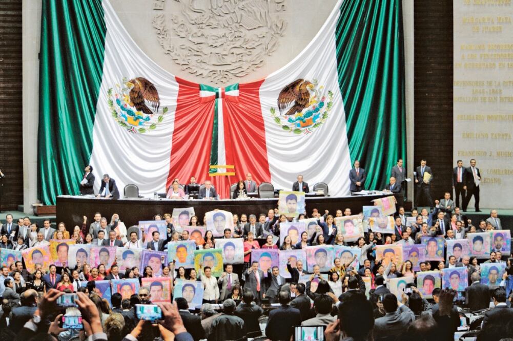 Diputados de Morena protestaron contra la desaparición de los 43 normalistas. Foto: DIEGO SIMÓN. EL UNIVERSAL