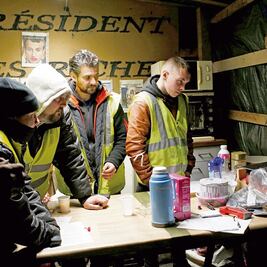 Macron intenta apagar crisis en Francia