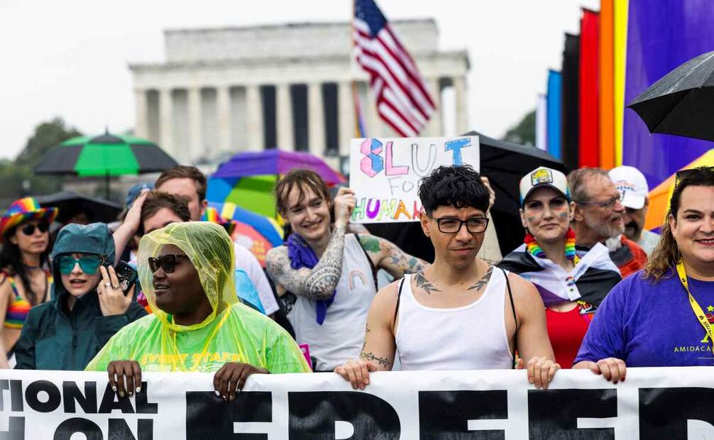 Partidarios de los derechos de los homosexuales marchan en la clausura del Orgullo Mundial 2025 en el National Mall de Washington, D.C., EE. UU., el 8 de junio de 2025. EFE/EPA/JIM LO SCALZO