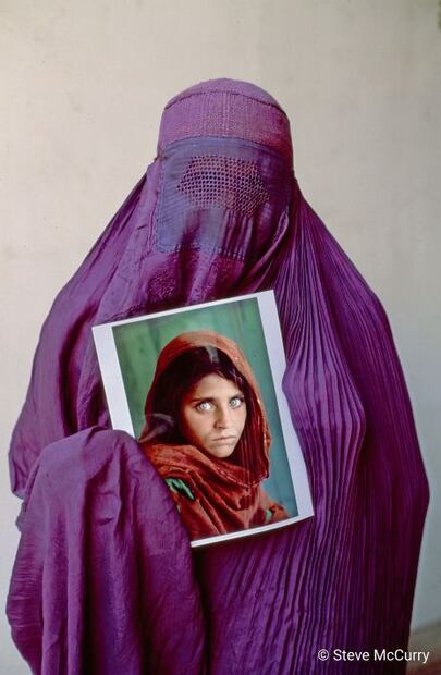En 2002, es decir, 17 años después, McCurry buscó a Sharbat Gula para fotografiarla con el retrato que le hizo en 1984 (La niña afgana).