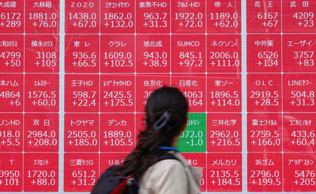 Nikkei de Tokio subió casi un seis por ciento en las primeras operaciones del 8 de abril después de caer un vertiginoso 7.8% el día anterior, debido a los aranceles estadounidenses alimentan la volatilidad del mercado. Foto: AFP