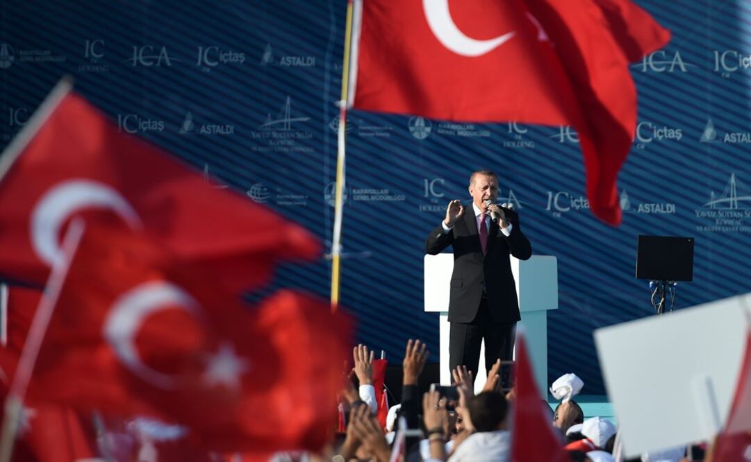 El presidente turco, Recep Tayyip Erdogan, pronuncia un discurso durante la inauguración del tercer puente sobre el estrecho del Bósforo en Estambul, Turquía. (Foto: Archivo - Xinhua)