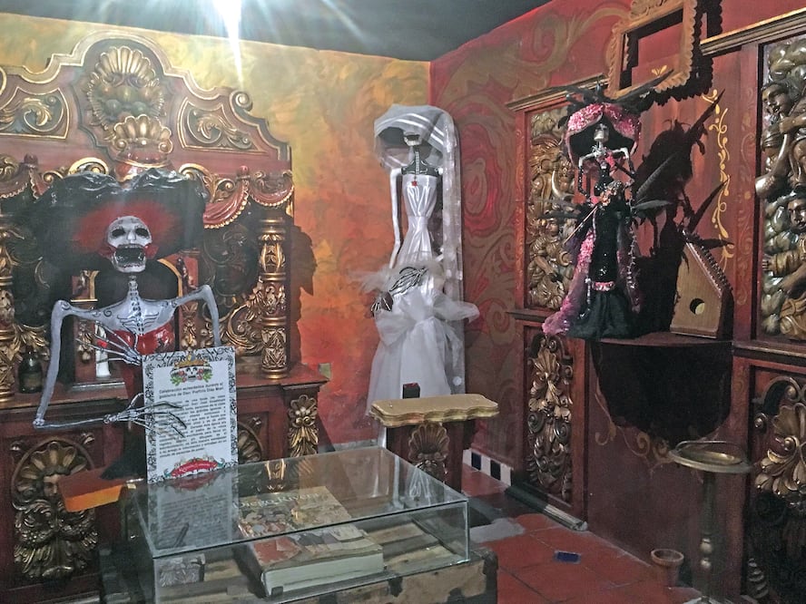 El Museo de la Katrina era un panteón de la iglesia de San Juan Nepomuceno, donde enterraron a sacerdotes, religiosas y difuntos del alto clero en el siglo 18, según Cynthia Fuentes Lerma. Los guías del recinto no saben si los espíritus (HILDA FERNÁNDEZ)