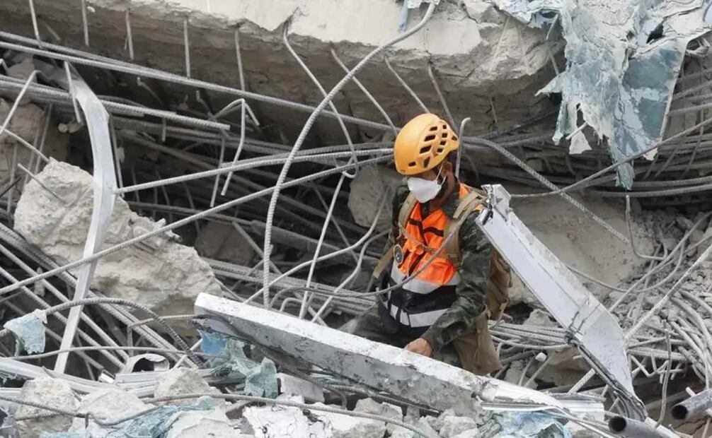 Un soldado tailandés entre los escombros del edificio que colapsó en Bangkok. Foto: EFE