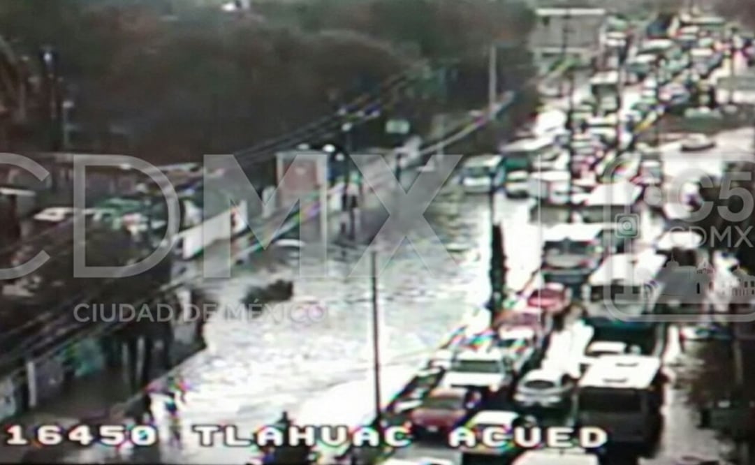 Encharcamiento en Avenida Tláhuac. (Foto: Twitter @ciudad_segura)