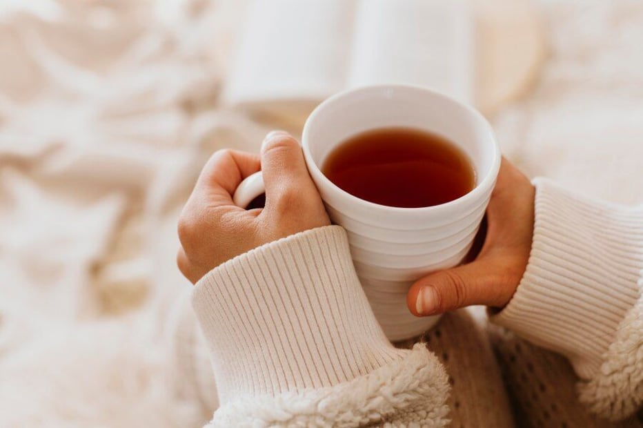 Eleva tu bienestar con una taza de té de romero hoy. Fuente: Freepik.