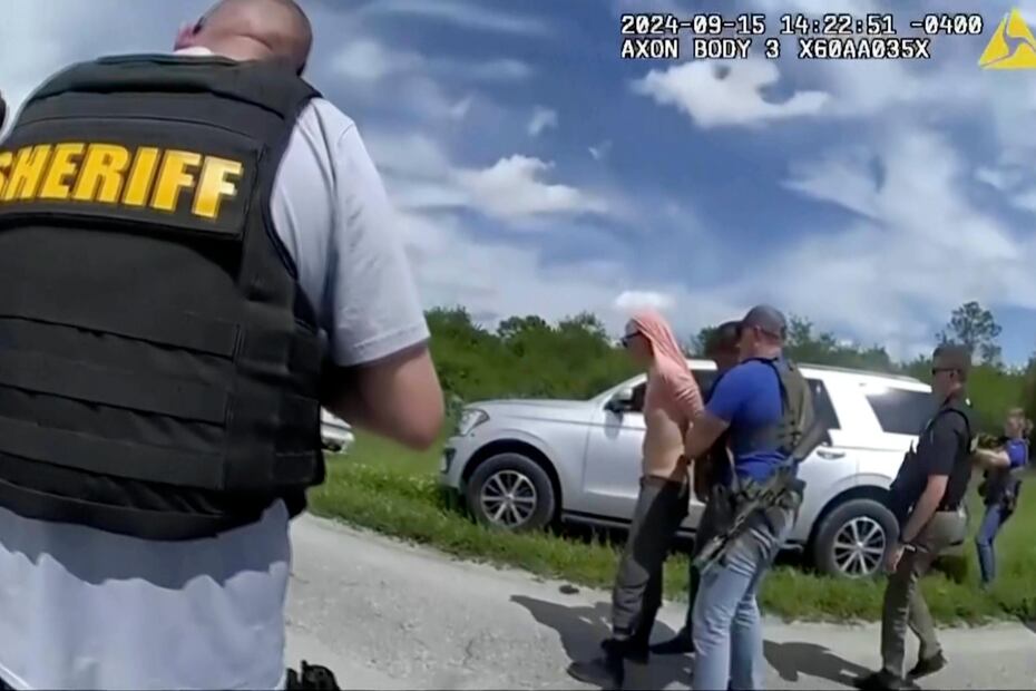 En esta imagen tomada del video de la cámara corporal de la policía y difundida por la Oficina del Sheriff del condado de Martin, Florida, agentes de la ley arrestan a Ryan Routh, el hombre sospechoso del aparente intento de asesinato de Donald Trump, el domingo 15 de septiembre de 2024. FOTO: AP