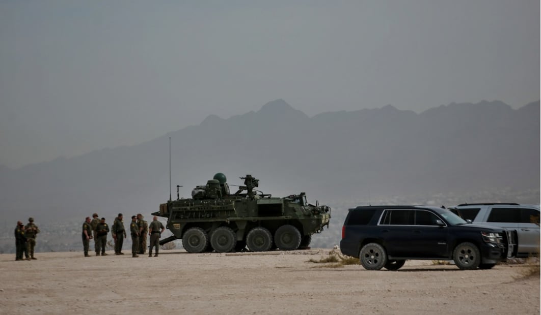 Una tanqueta del Ejército de EU fue desplegada en la frontera entre Ciudad Juárez y Sunland Park, Nuevo México, el 27 de marzo de 2025. Foto: Christian Torres/EL UNIVERSAL