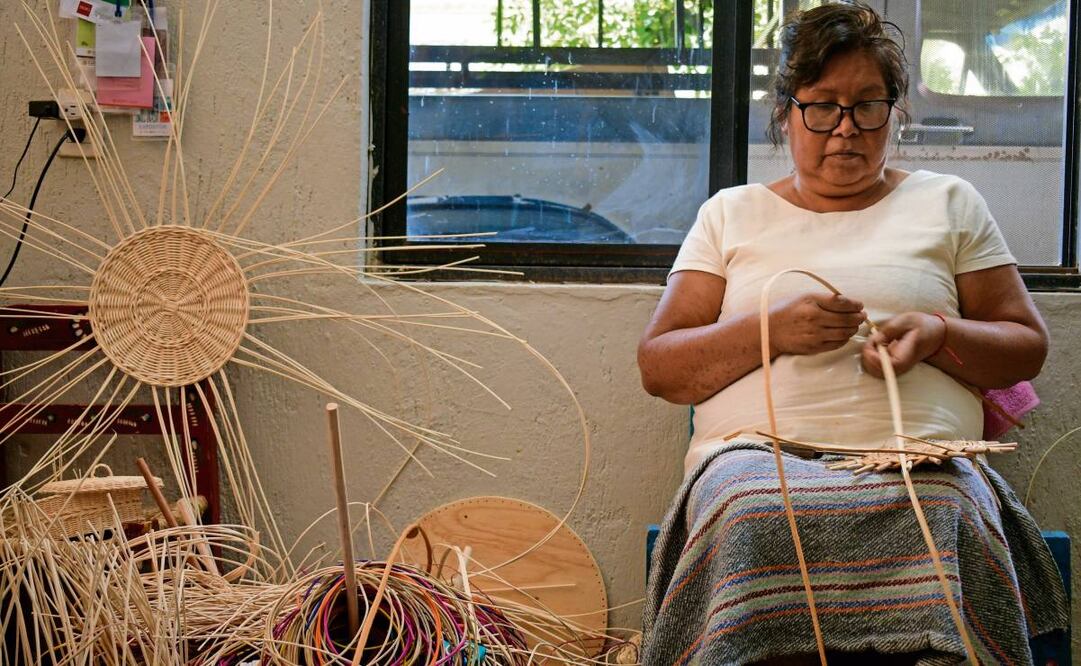 María enreda con orden los materiales para crear canastas, tortilleros y otros objetos de uso cotidiano. Foto: Santiago Cadena / EL UNIVERSAL
