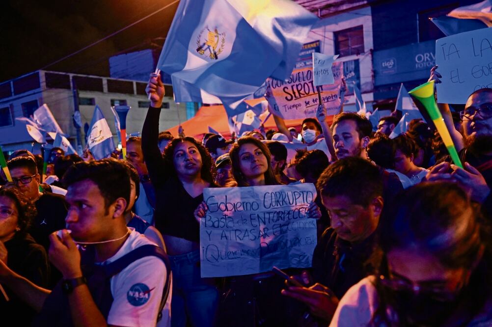 Simpatizantes de Bernardo Arévalo se manifestaron la noche del jueves afuera de la fiscalía general, en Ciudad de Guatemala. Foto: Johan Ordóñez / AFP