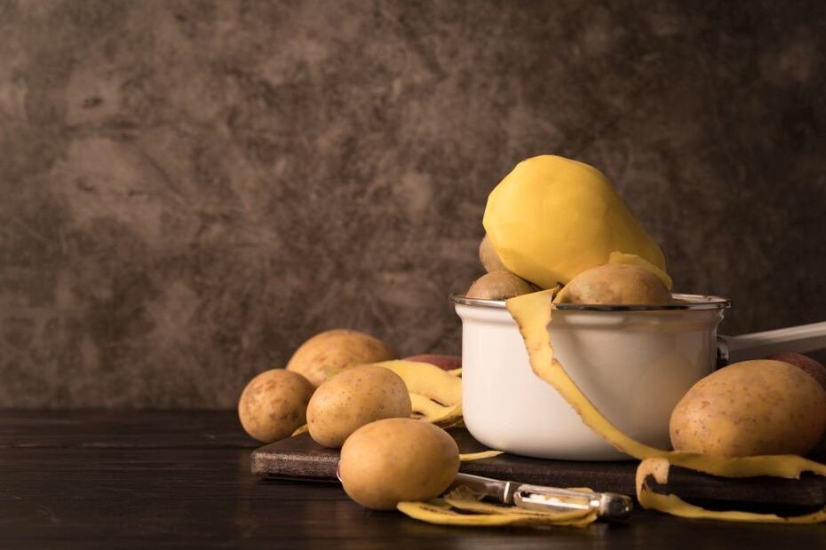 Las cáscaras de papa ayudan a oscurecer las canas. Foto: Freepik